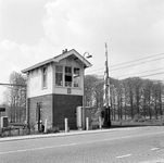 154709 Gezicht op het seinhuis Post I bij het N.S.-station Dieren-Doesburg te Dieren.N.B. De stationsnaam ...